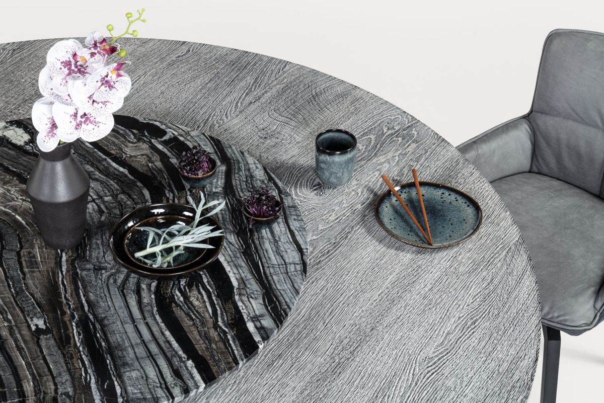 BC 07 Lazy Susan Drehteller Ø110cm Black & Gold Janua mit Tischdeko und Stuhl.