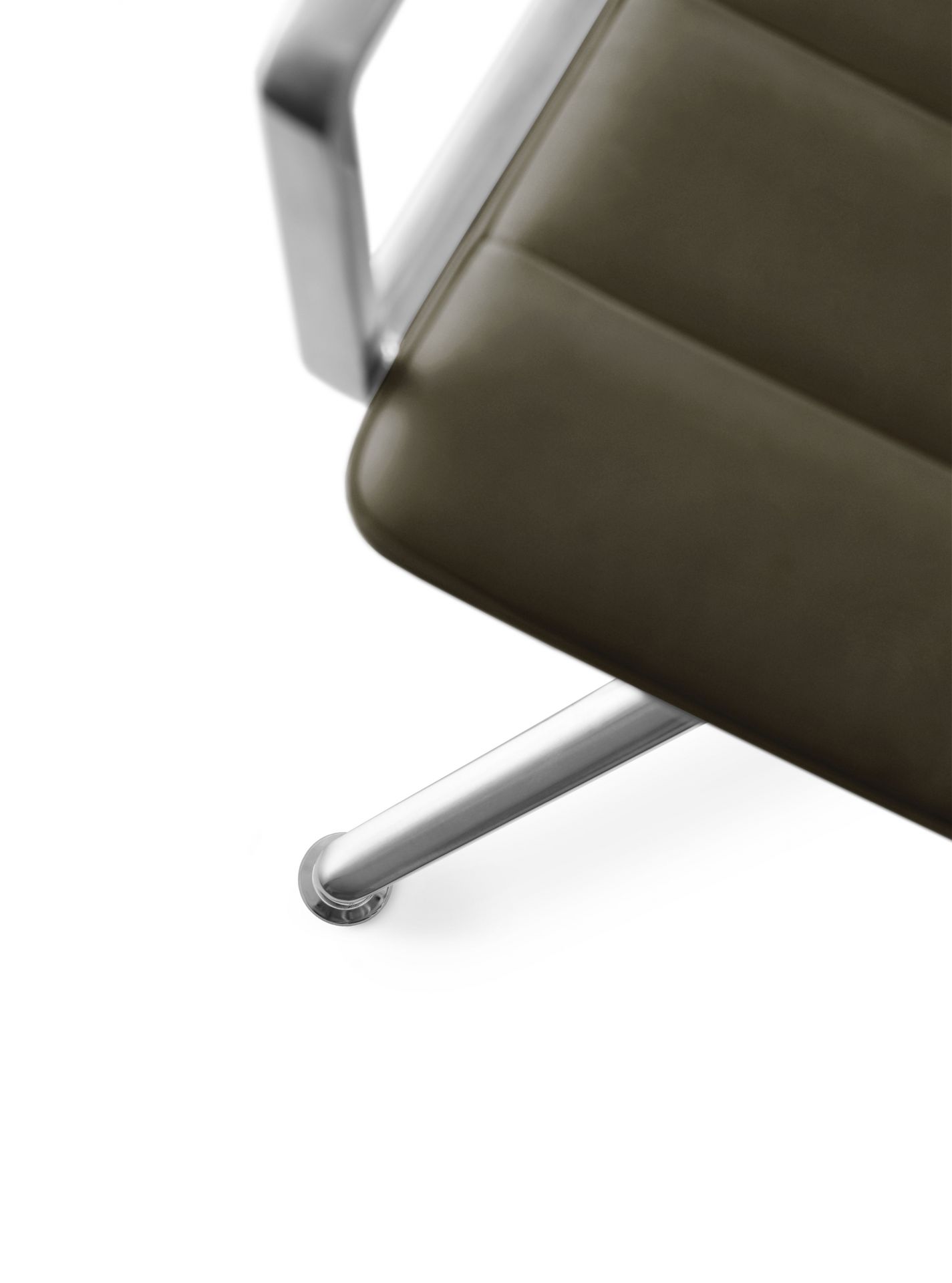 Detailaufnahme des Vipp452 Swivel Stuhls mit grünem Leder und elegantem Chromgestell.
