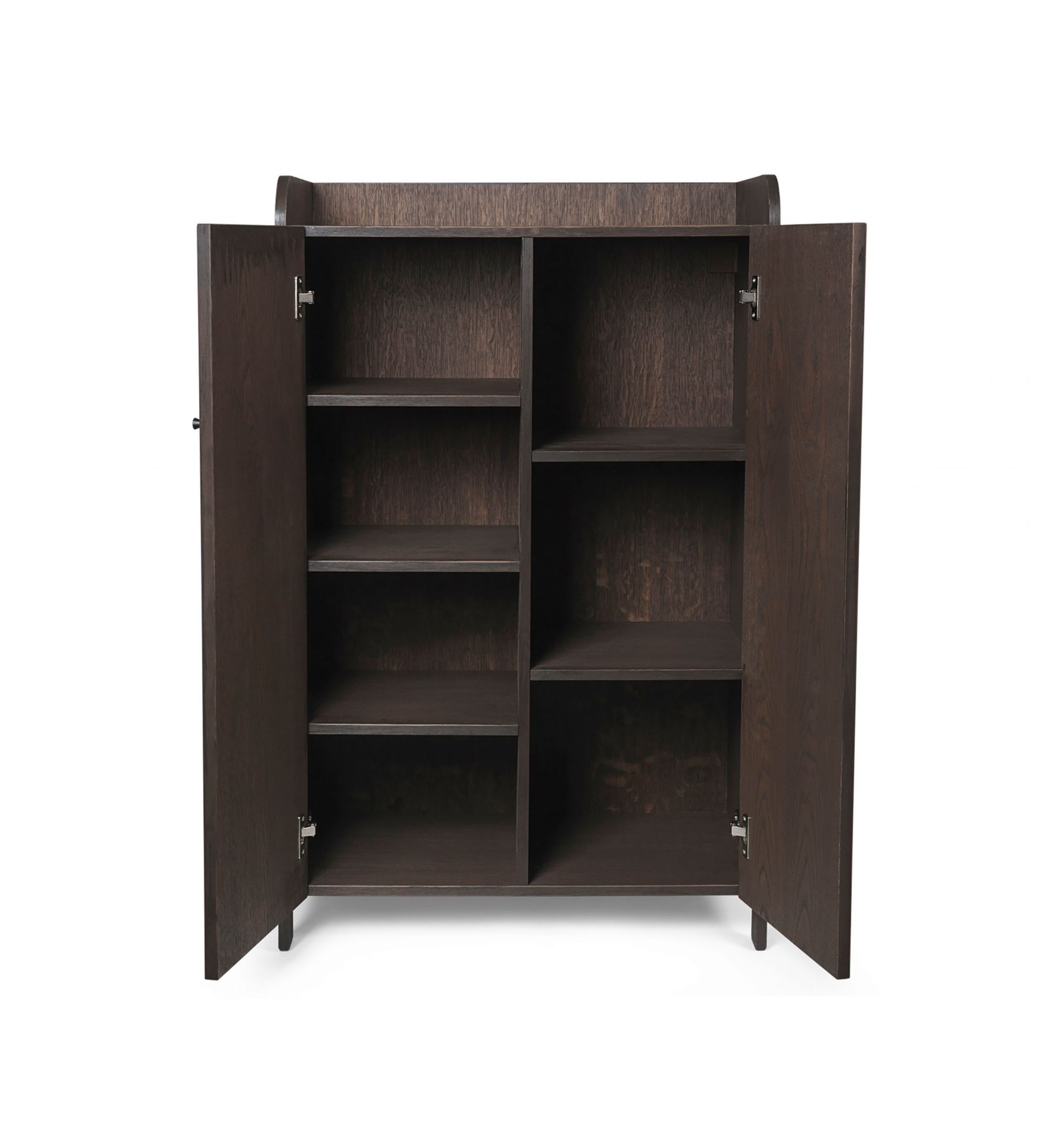Sill Schrank von Ferm Living aus dunkel gebeizter Eiche mit offenen Türen.