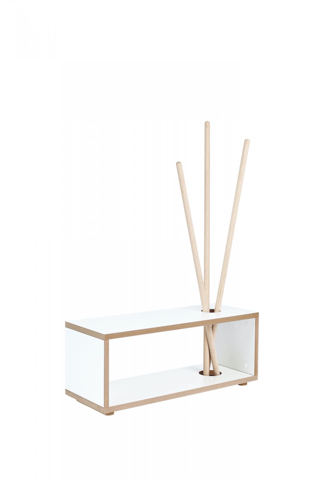 Tojo Kids Ordnung Kindergarderobe: Weiße, minimalistische Kindergarderobe mit Holzstäben als Aufhängung für Jacken und Kleidung.