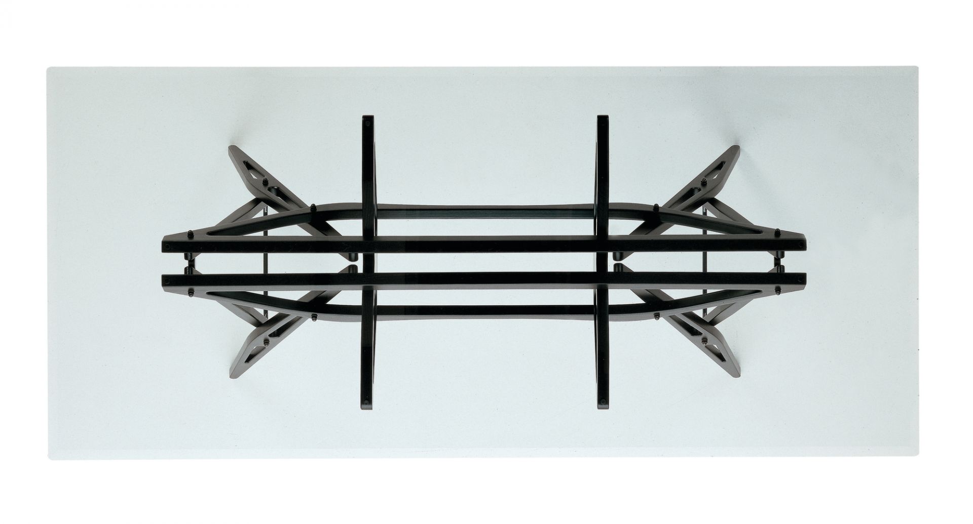 Ansicht von unten des Zanotta Reale Tischs mit Glasplatte und schwarzem Holzgestell.