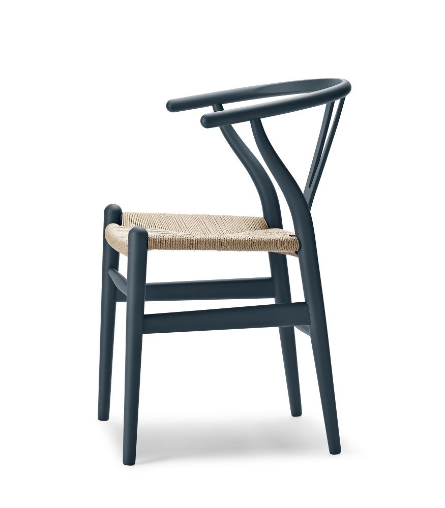 Blauer CH24 Wishbone Chair Stuhl von Carl Hansen & Søn mit geflochtener Sitzfläche.