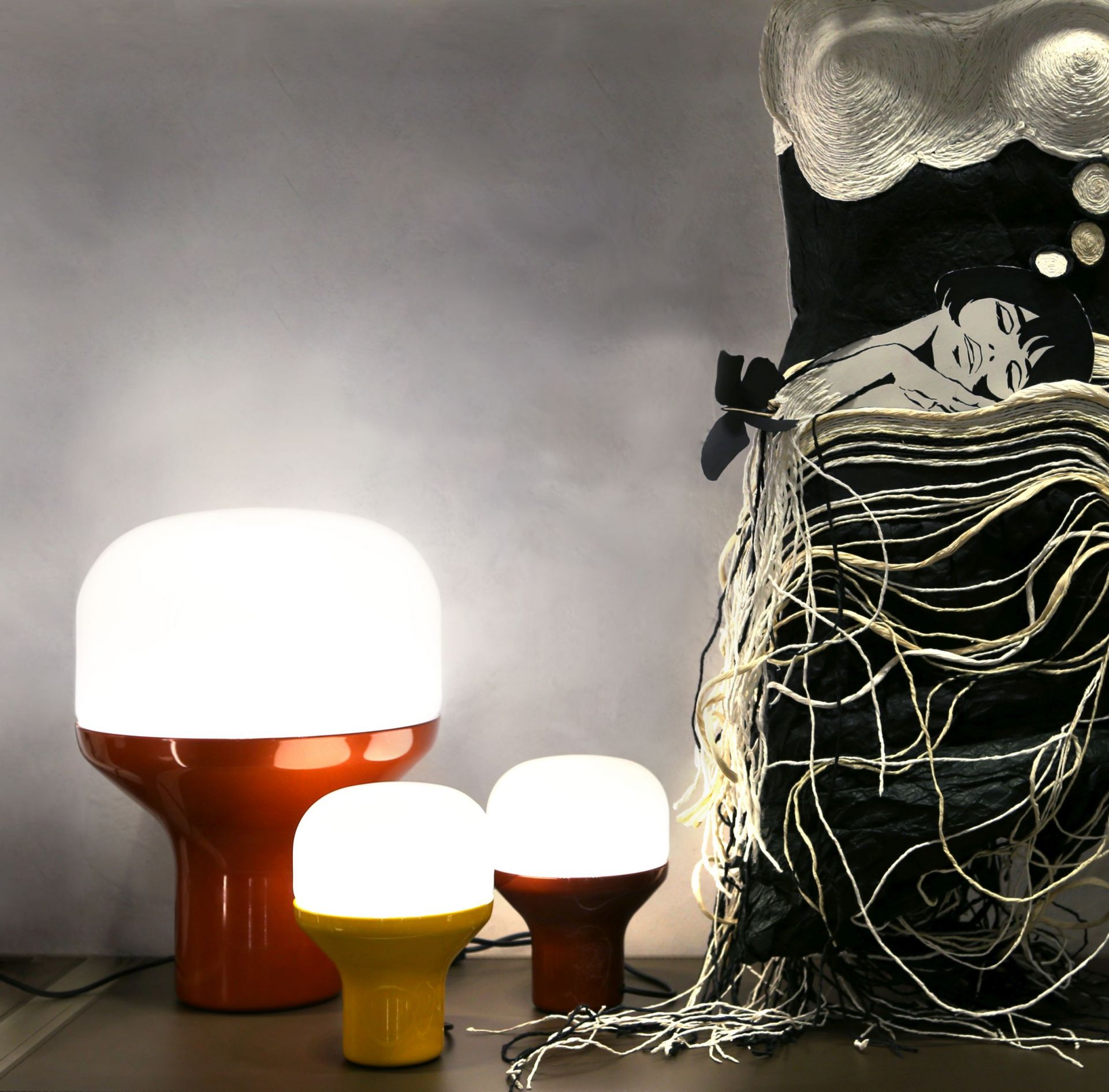 Delux Junior Tischleuchte von Martinelli Luce in Sandgold, Rot und Gelb. Designleuchten.