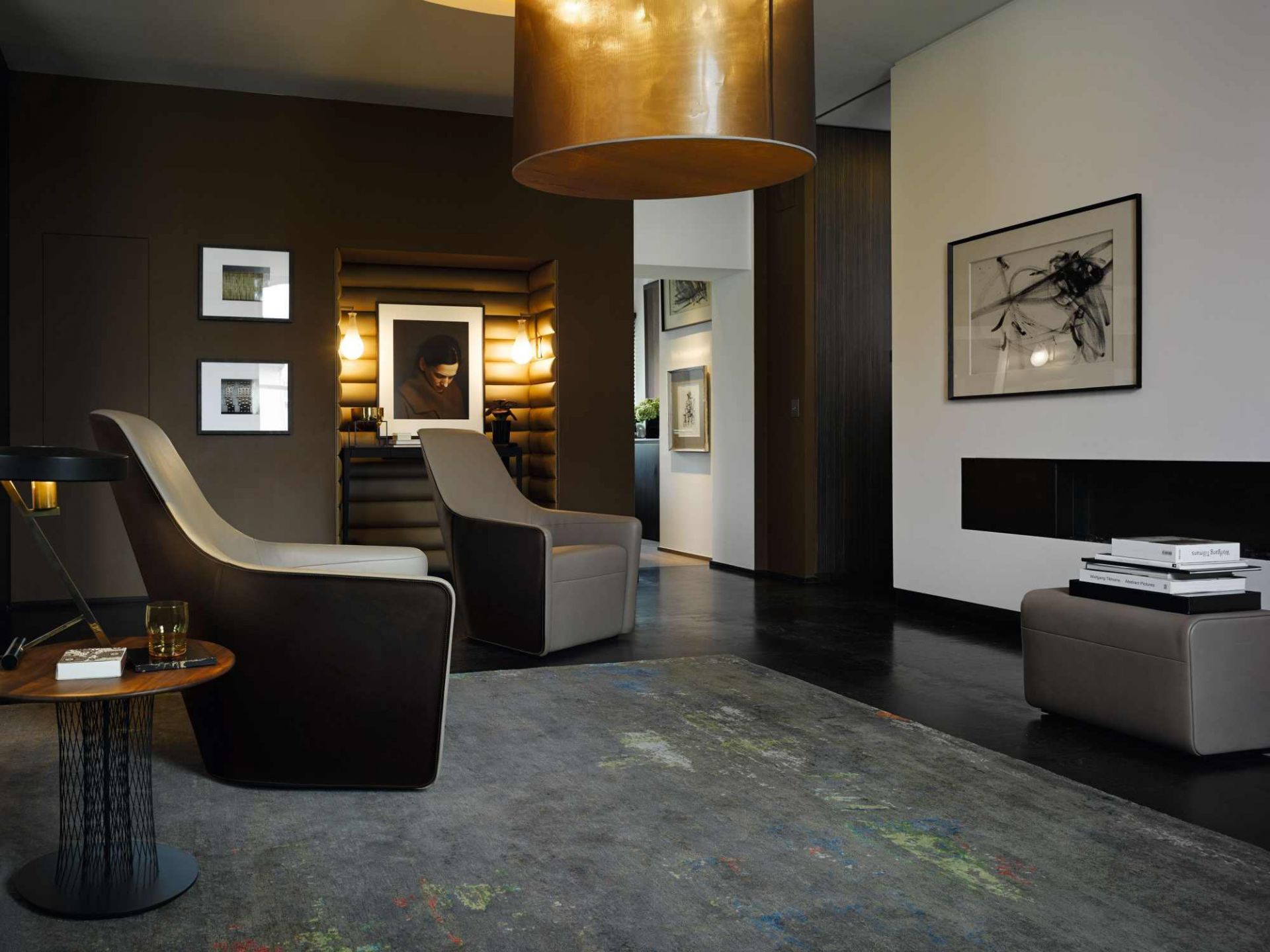 Innenaufnahme mit zwei 520 Foster Sesseln von Walter Knoll in modernem Wohnzimmer.