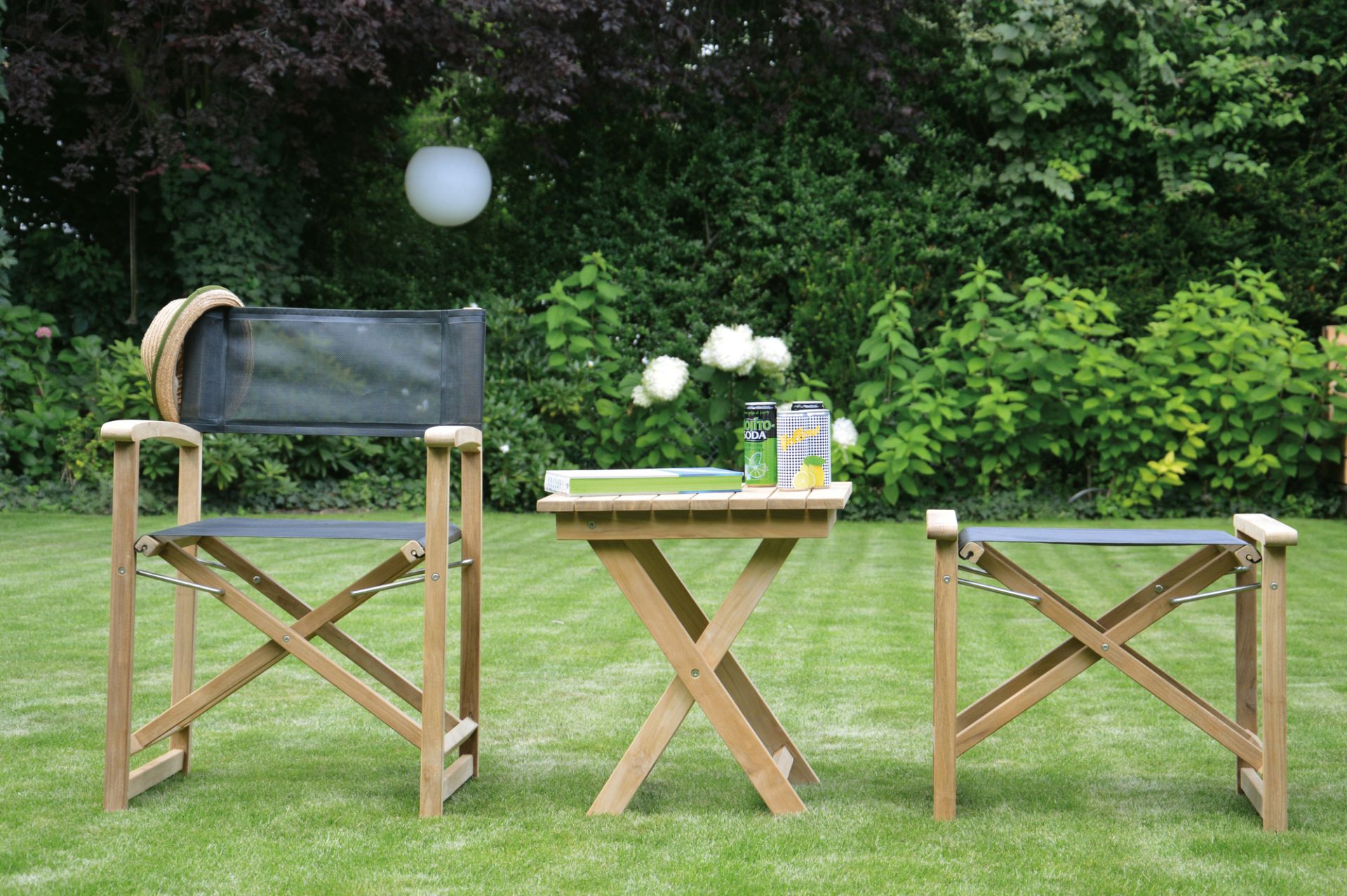 Urban Regiesessel von Jan Kurtz mit schwarzem Bezug und passendem Beistelltisch im Garten.