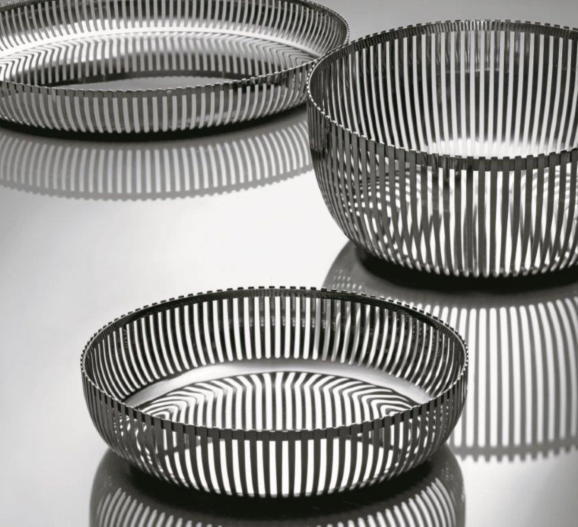 Drei moderne Alessi Obstschalen aus Metall, PCH05/24, für Obst und Dekoration.