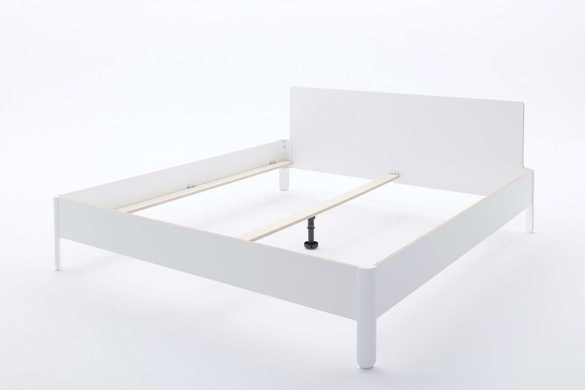 Weißes Nait Bett von Müller Möbelwerkstätten, minimalistisches Design, ohne Lattenrost, für modernes Schlafzimmer.