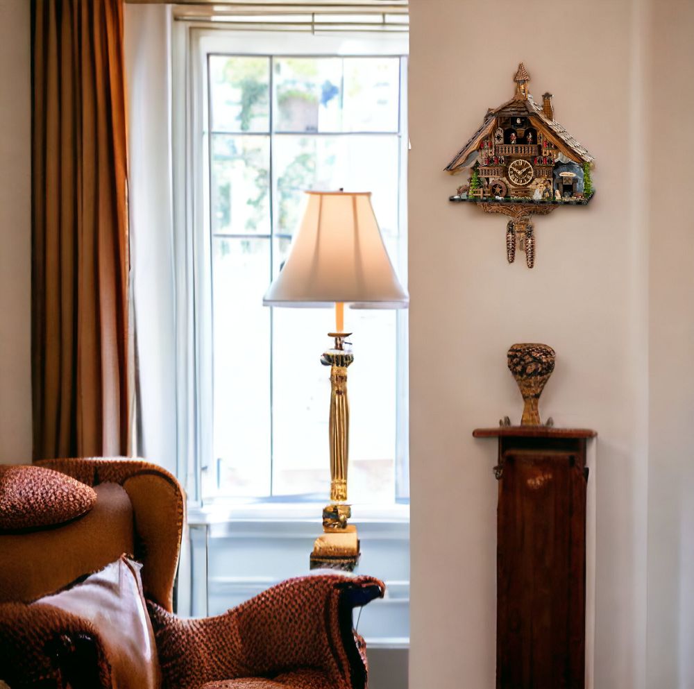 Detailaufnahme einer Quarz-Kuckucksuhr mit Musik, vermutlich Engstler, an einer Wand.