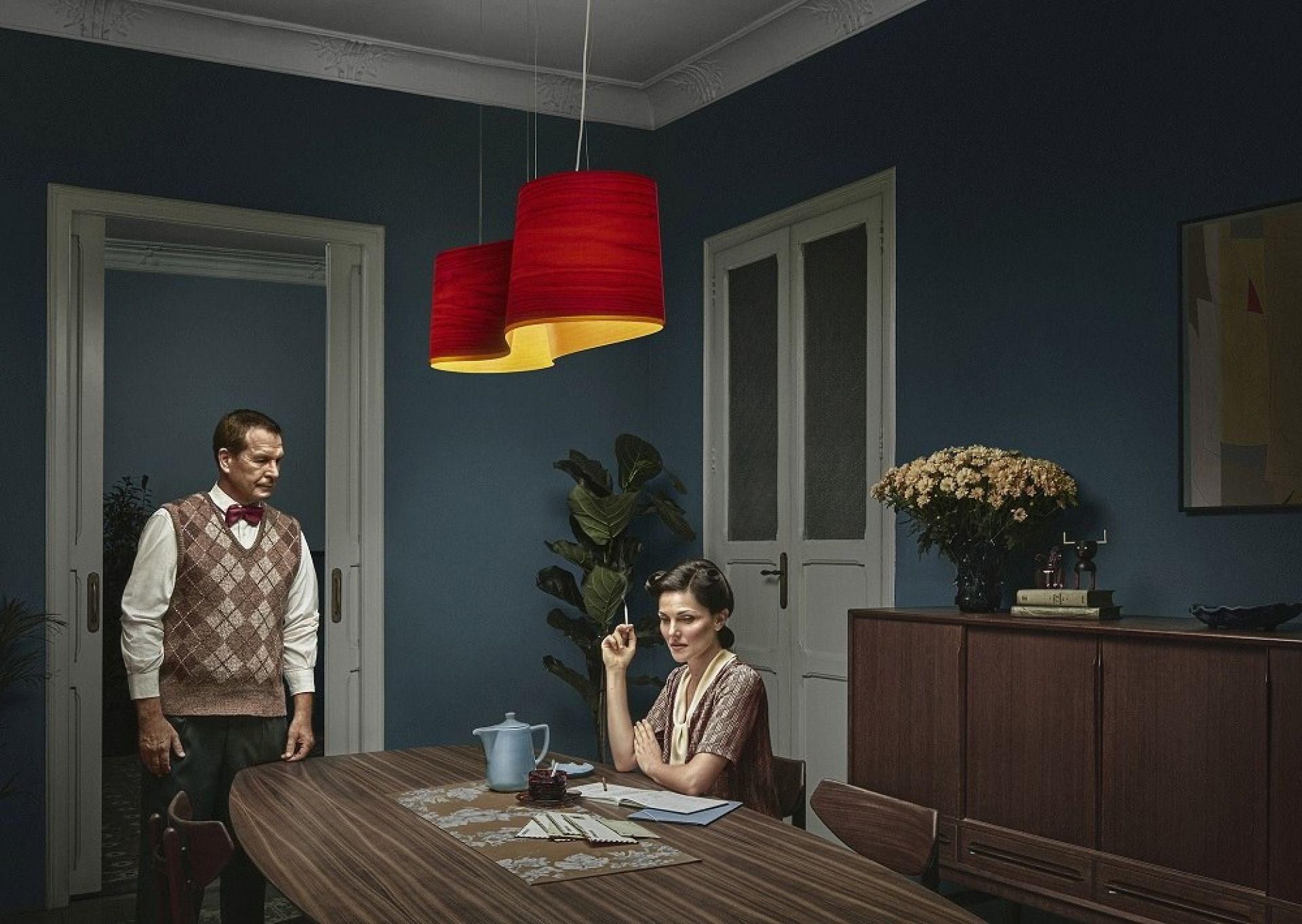 Rote New Wave Pendelleuchte von LZF Lamps über Esstisch in stilvollem Interieur.