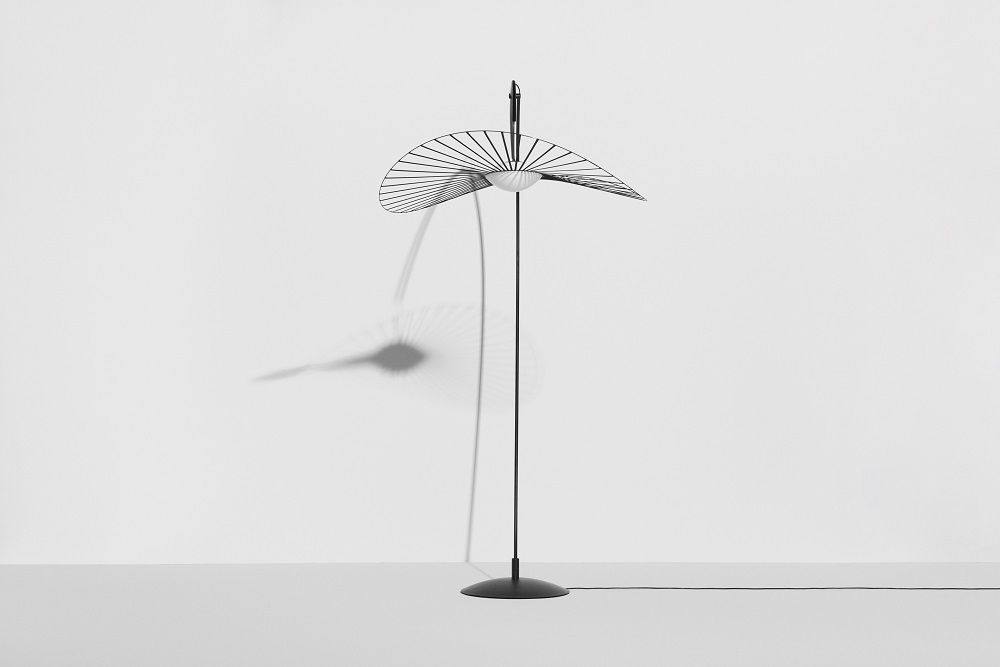 Elegante Vertigo Nova Stehleuchte von Petite Friture, schwarz-weiß, mit filigranem Lampenschirm und minimalistischem Design.