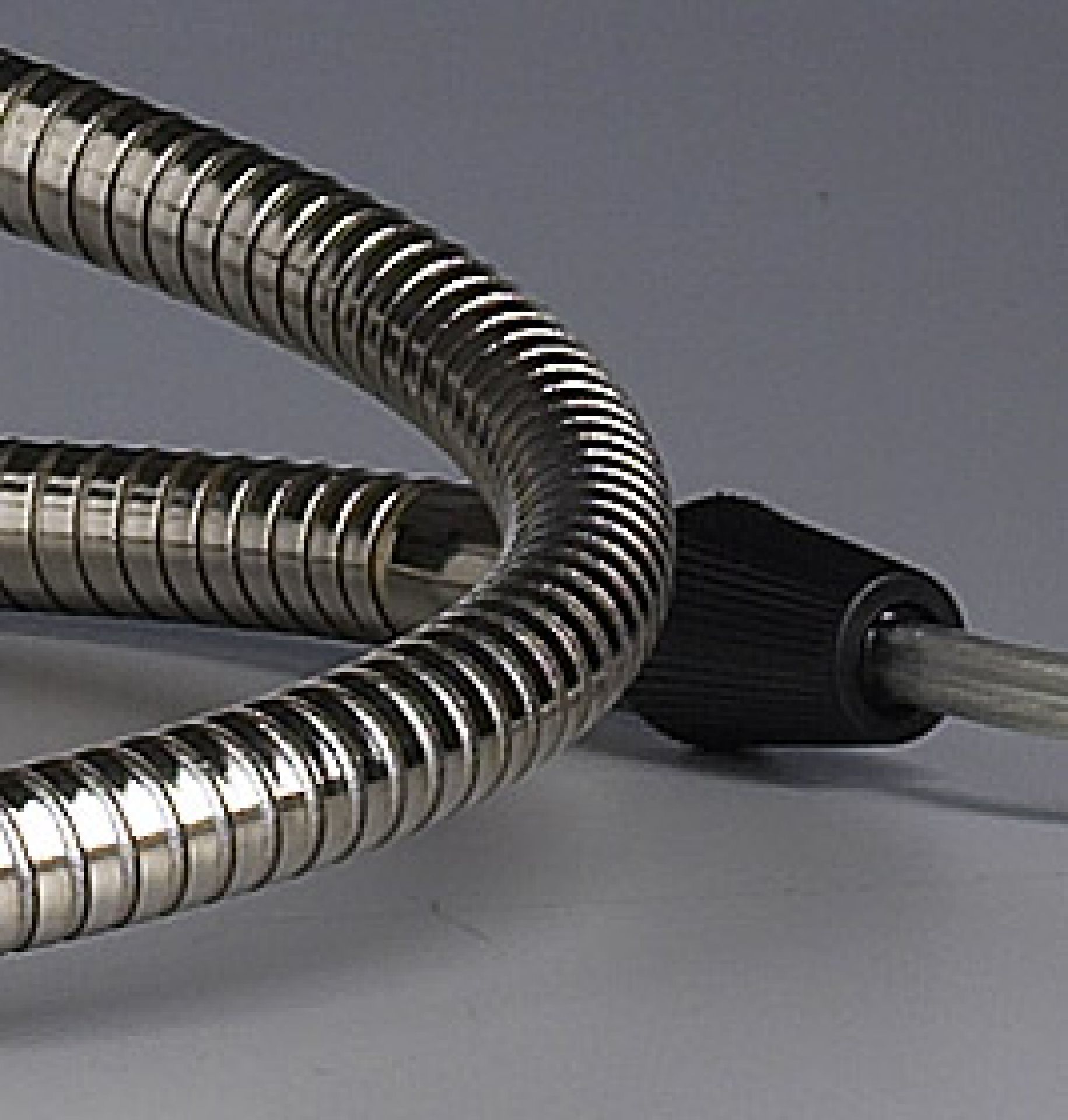 Detailaufnahme: Flexibler Arm der Tecnolumen LW S 02 Lightworm Tischleuchte, modernes Design.