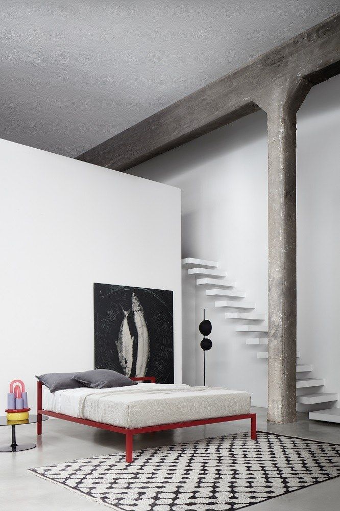 Aluminium Bett von MDF Italia, rot lackiert, mit weißer Bettwäsche und minimalistischem Design.