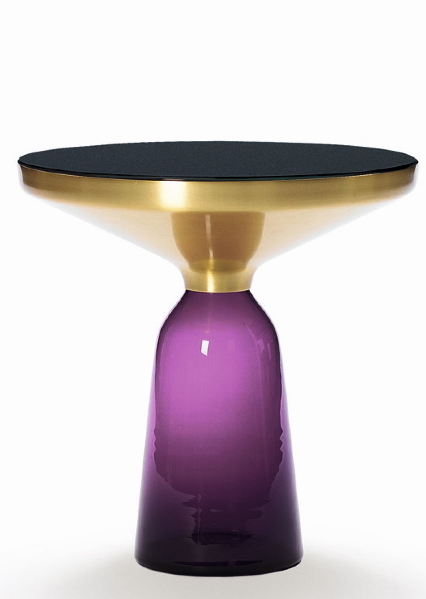 Bell Side Table: Beistelltisch mit violetter Glasbasis und Messingplatte von ClassiCon.