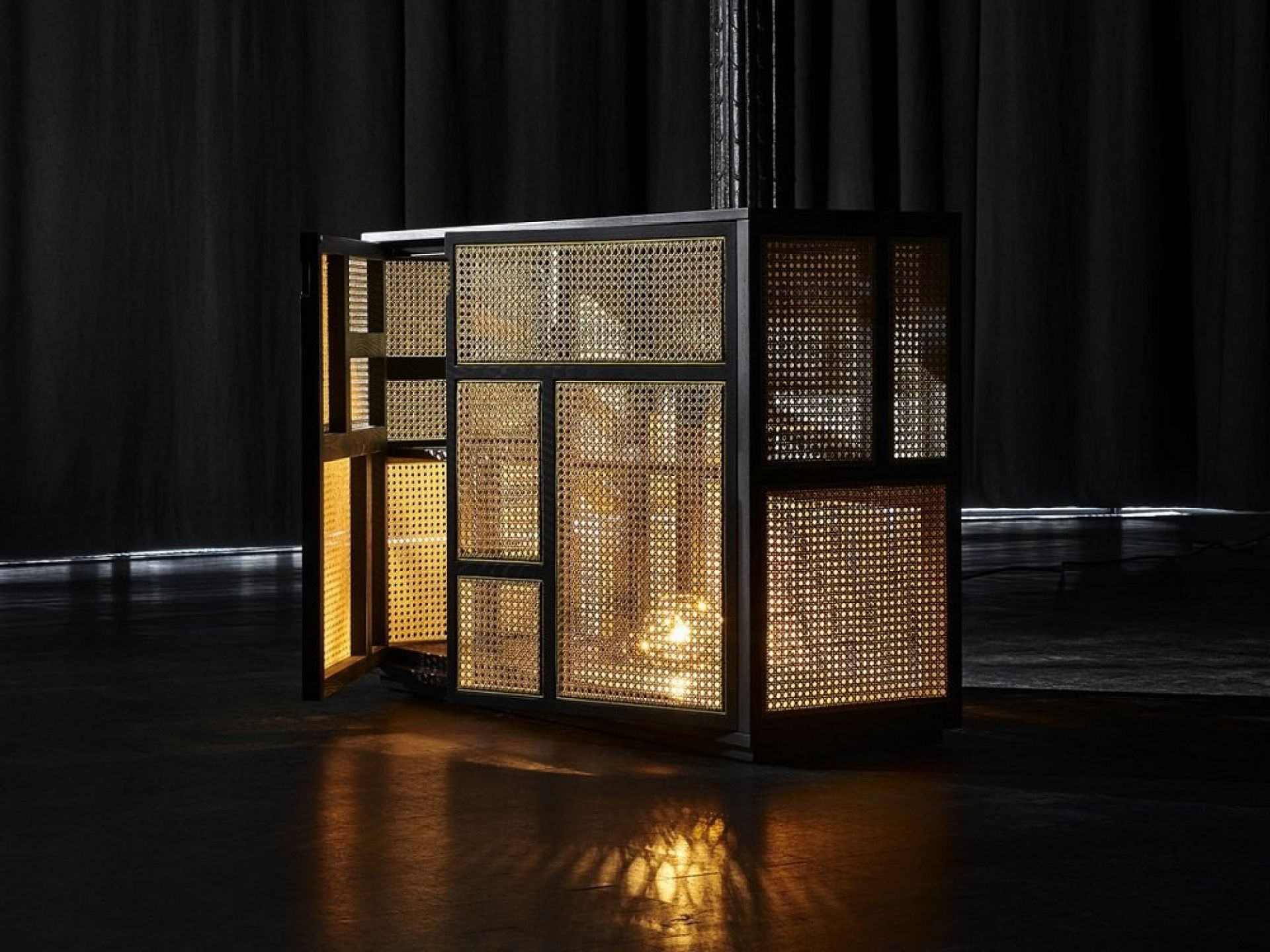 Air Sideboard von Design House Stockholm in Eiche schwarz mit offenen Türen und Rattan.