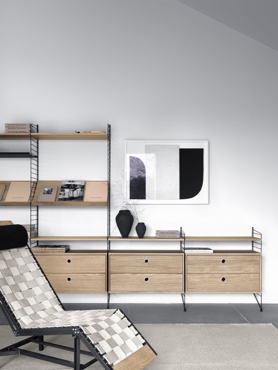 Detailaufnahme einer String Furniture Bodenleiter H 85 cm, Teil eines Regalsystems.