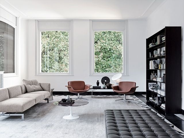 Wohnzimmer mit zwei braunen KN01 Lounge Drehsesseln von Knoll International und weiteren Designermöbeln.
