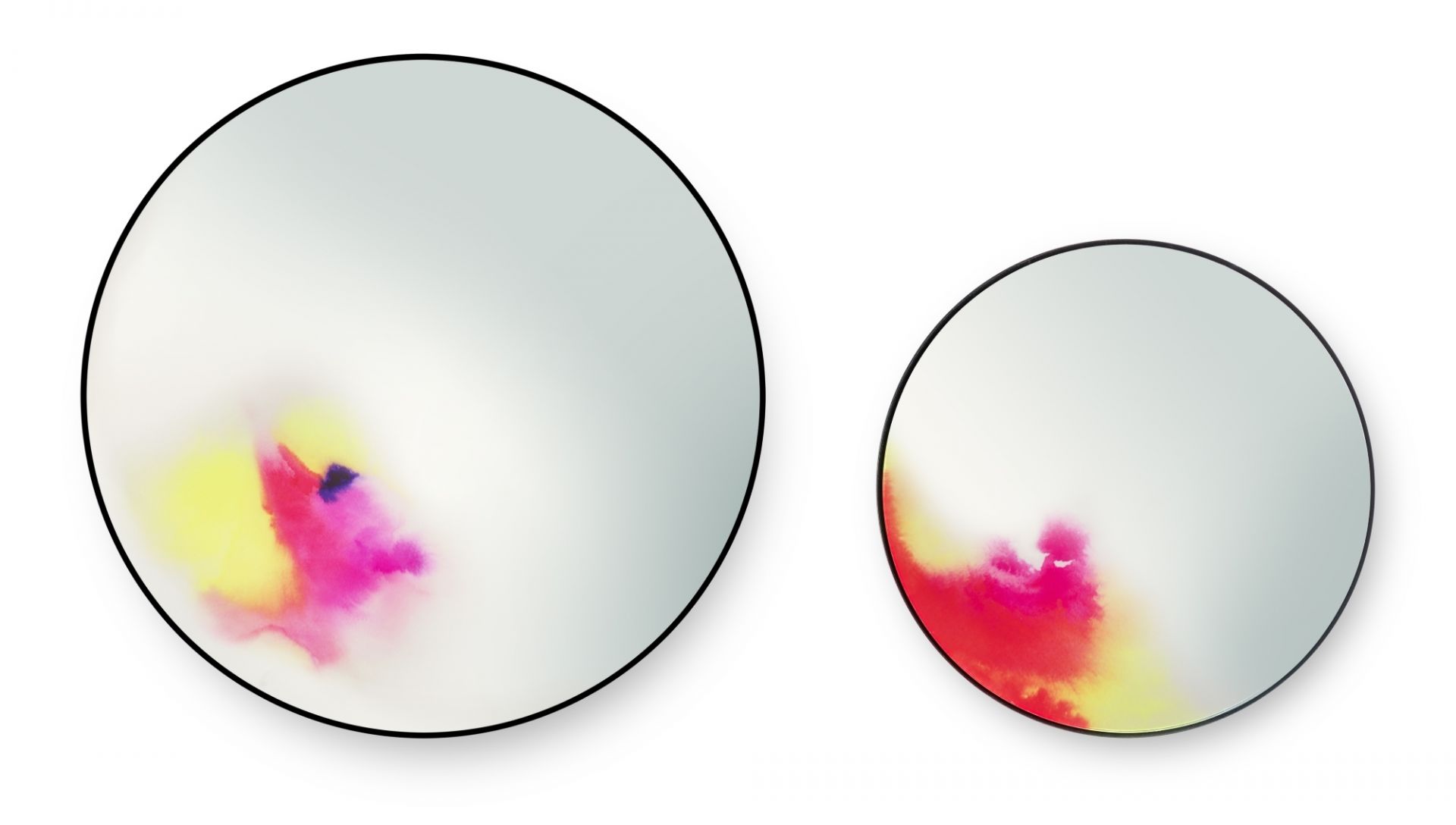 Zwei runde Francis Wandspiegel von Petite Friture, einer klein, rosa, mit abstraktem Farbverlauf.