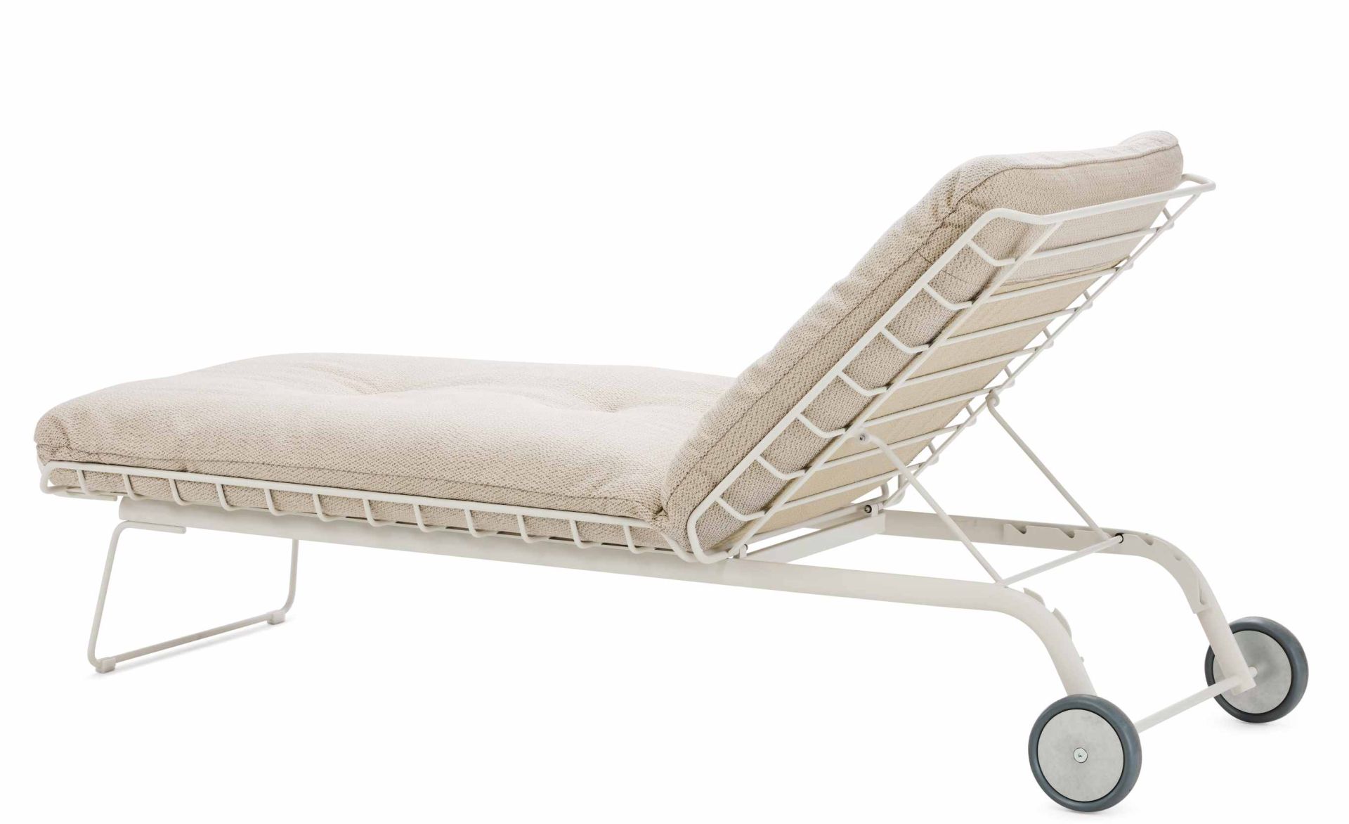 Leyasol Sonnenliege von Freifrau Manufaktur: Indoor/Outdoor Liege mit Rädern und bequemer Polsterung.