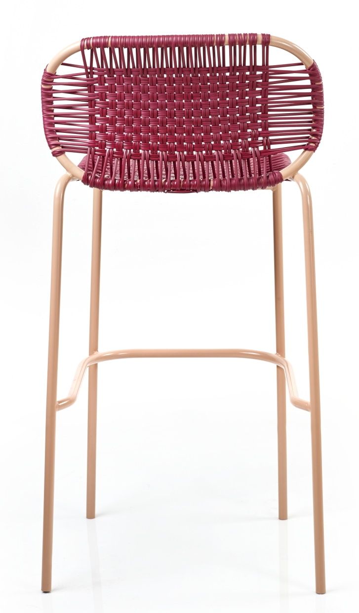 Cielo Barstool: Outdoor Barhocker in Rot-Pink Sand mit geflochtener Sitzfläche und Fußstütze.