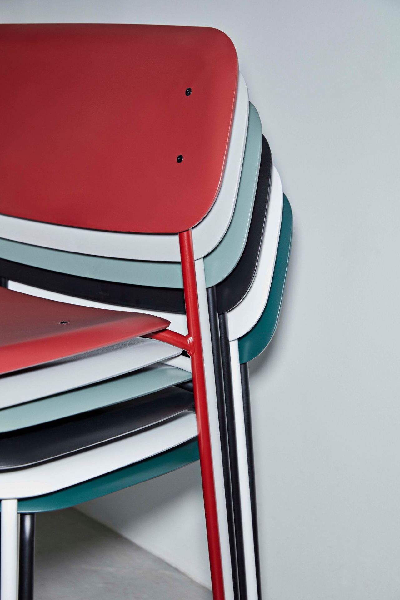 Stapel von Hay Soft Edge Stühlen in verschiedenen Farben, modernes Möbeldesign.