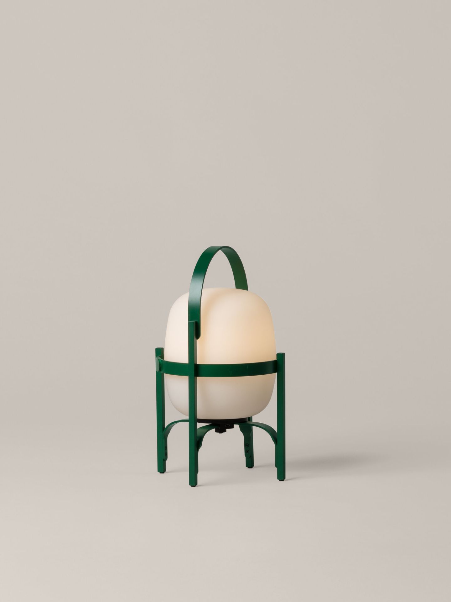 Cestita Alubat Tischleuchte in English Green von Santa & Cole, moderne Designleuchte mit Tragegriff.