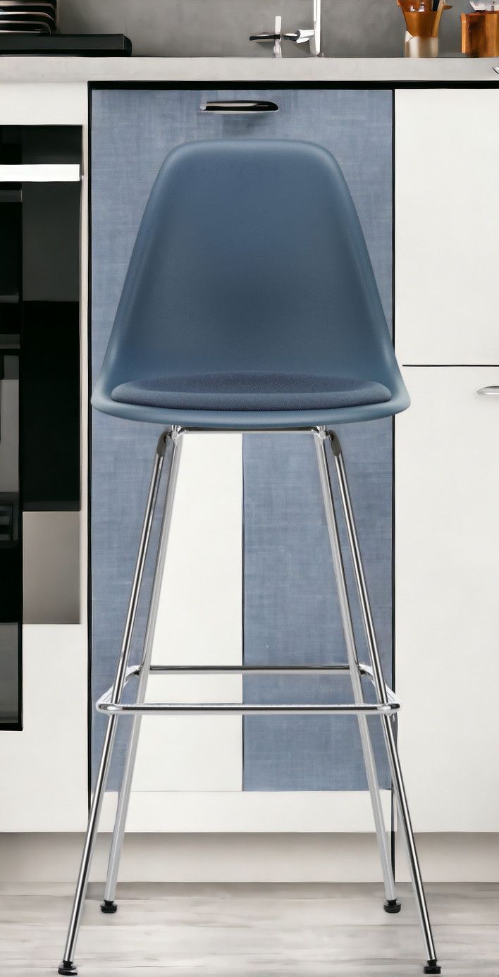 Blauer Eames Plastic Bar Stool Barhocker von Vitra mit Sitzpolster und Chromgestell.
