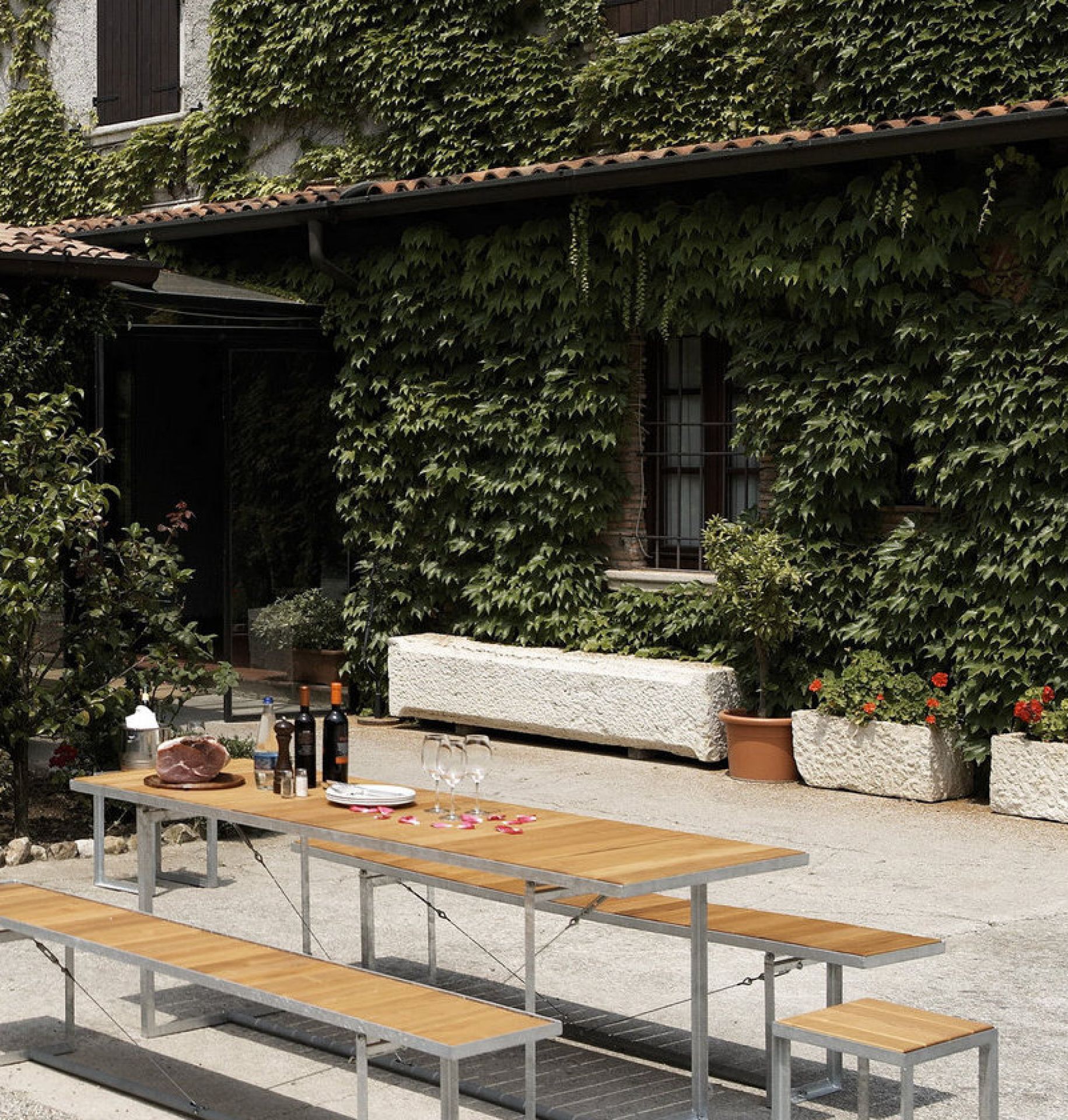 Jever Architekten Bank von Jan Kurtz: Outdoor-Bank mit Tisch und Bänken im Garten.