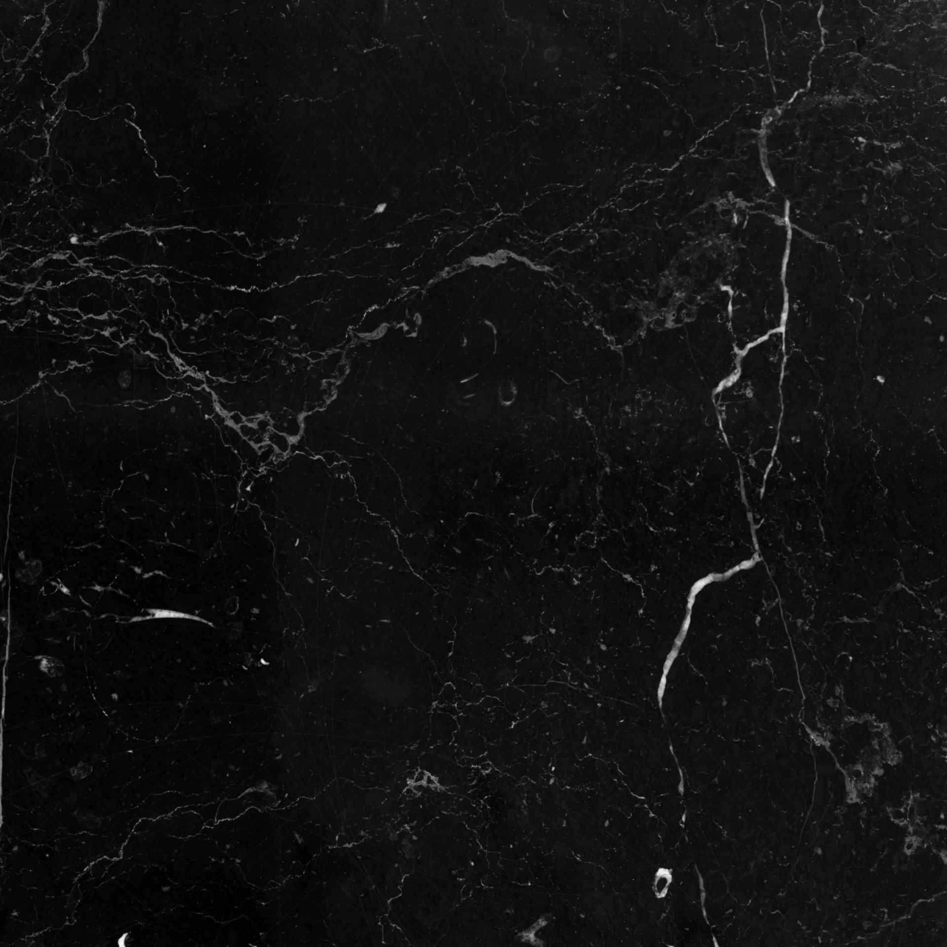 Detailaufnahme der schwarzen Marmorplatte des Favius Couchtischs. Edles Design für Wohnzimmer.