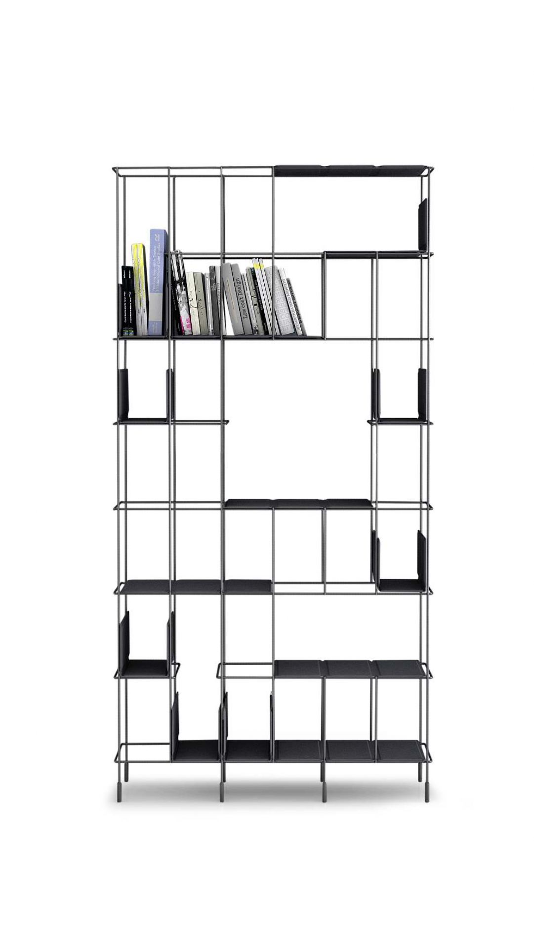 Schwarzes Network Bücherregal von Casamania Horm mit Büchern, modernes Design Bücherregal für Wohnzimmer und Büro.