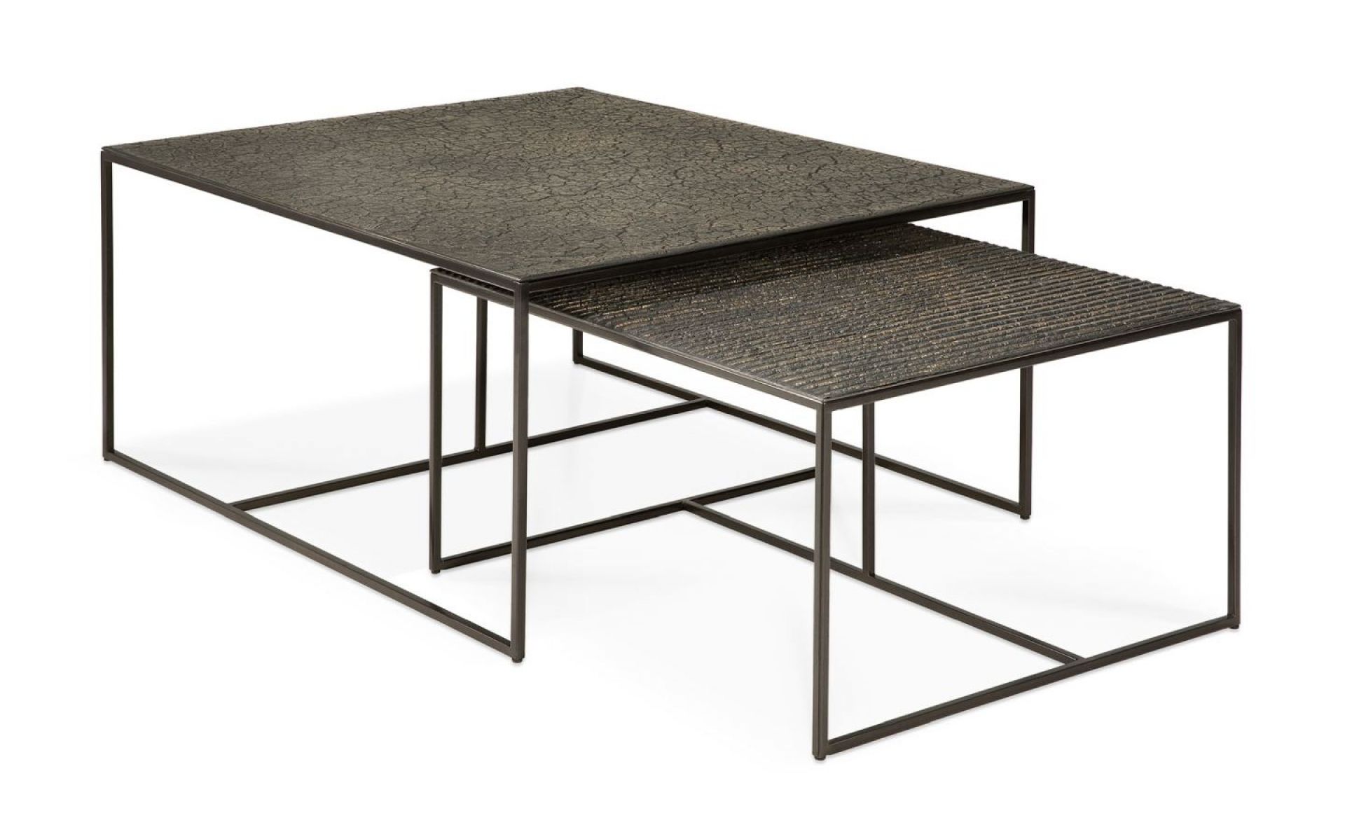 Pentagon Couchtisch 2er Set von Ethnicraft: Zwei rechteckige Tische mit strukturierter Oberfläche und Metallgestell.