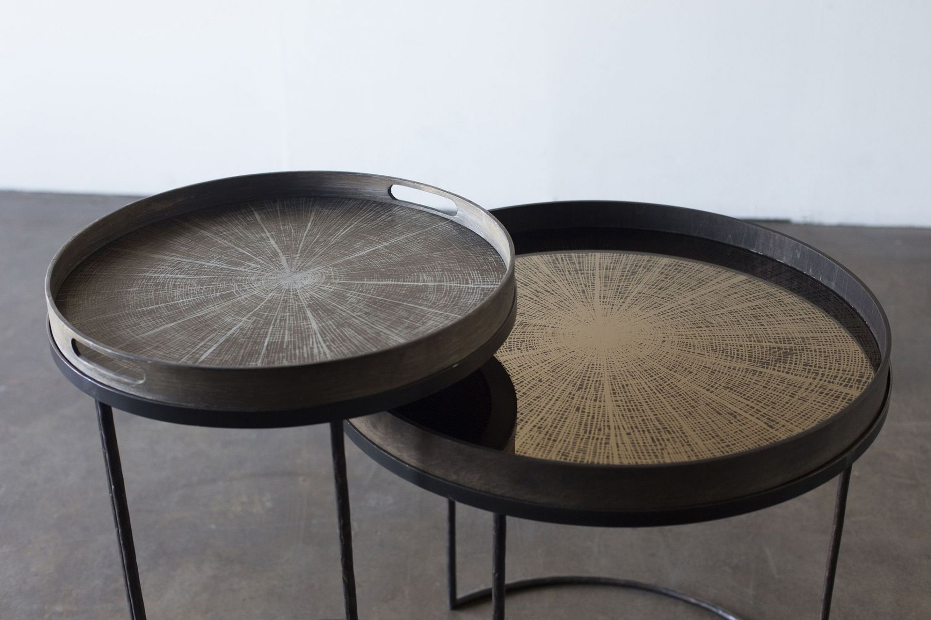 Ethnicraft Beistelltisch 2er Set, schwarz, rund, mit Muster auf den Tischplatten.