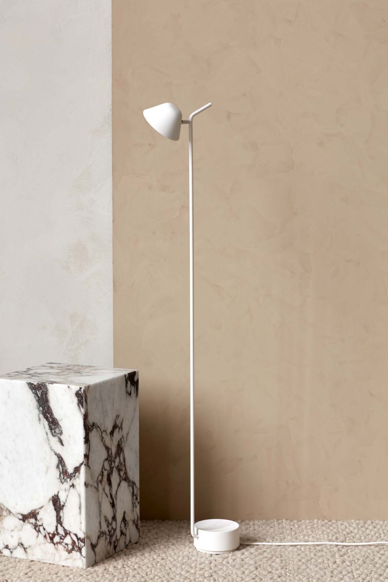 Weiße Peek Stehleuchte von Audo, moderne Bodenleuchte für Wohnzimmer und Schlafzimmer.