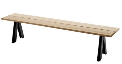 Overlap Bank von Skagerak: Moderne Gartenbank aus Holz mit schwarzen Beinen.