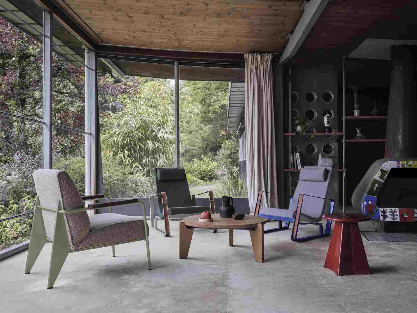 Roter Vitra Tabouret Métallique Hocker im Wohnzimmer mit Sesseln und Couchtisch.