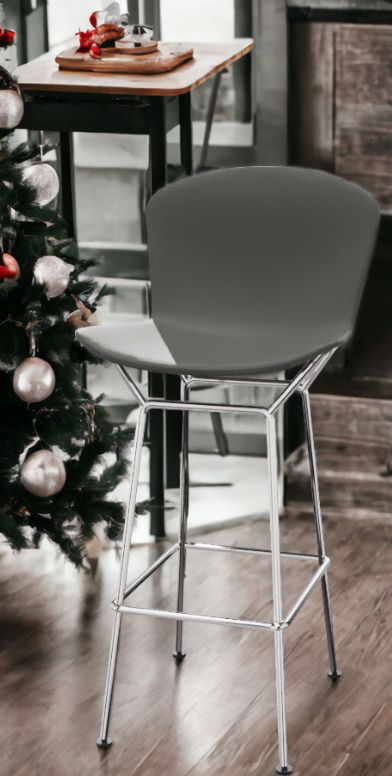 Grauer Bertoia Barhocker mit Chromgestell, Thekenhöhe. Knoll International Design Barstuhl für moderne Küchen und Bars.