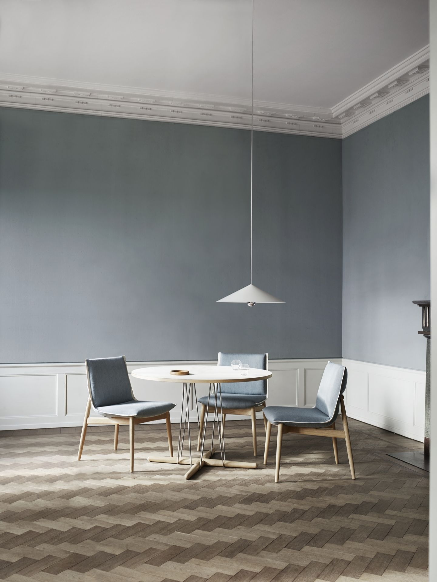 E020 Embrace Tisch von Carl Hansen & Søn mit Stühlen in einem stilvollen Esszimmer.