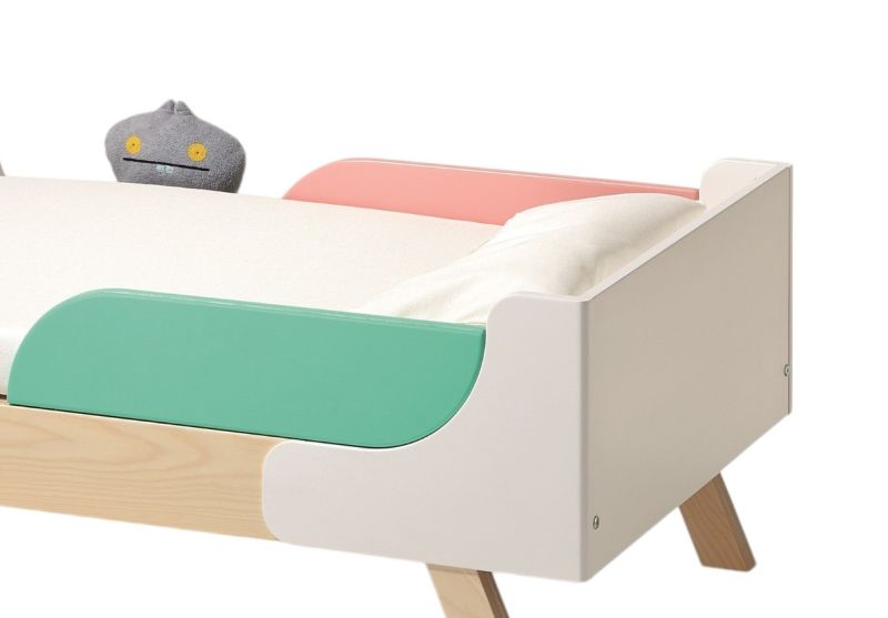 Detailaufnahme: Famille Garage Kinderbett mit Rausfallschutz in Eisgrün und Rosa von Richard Lampert.