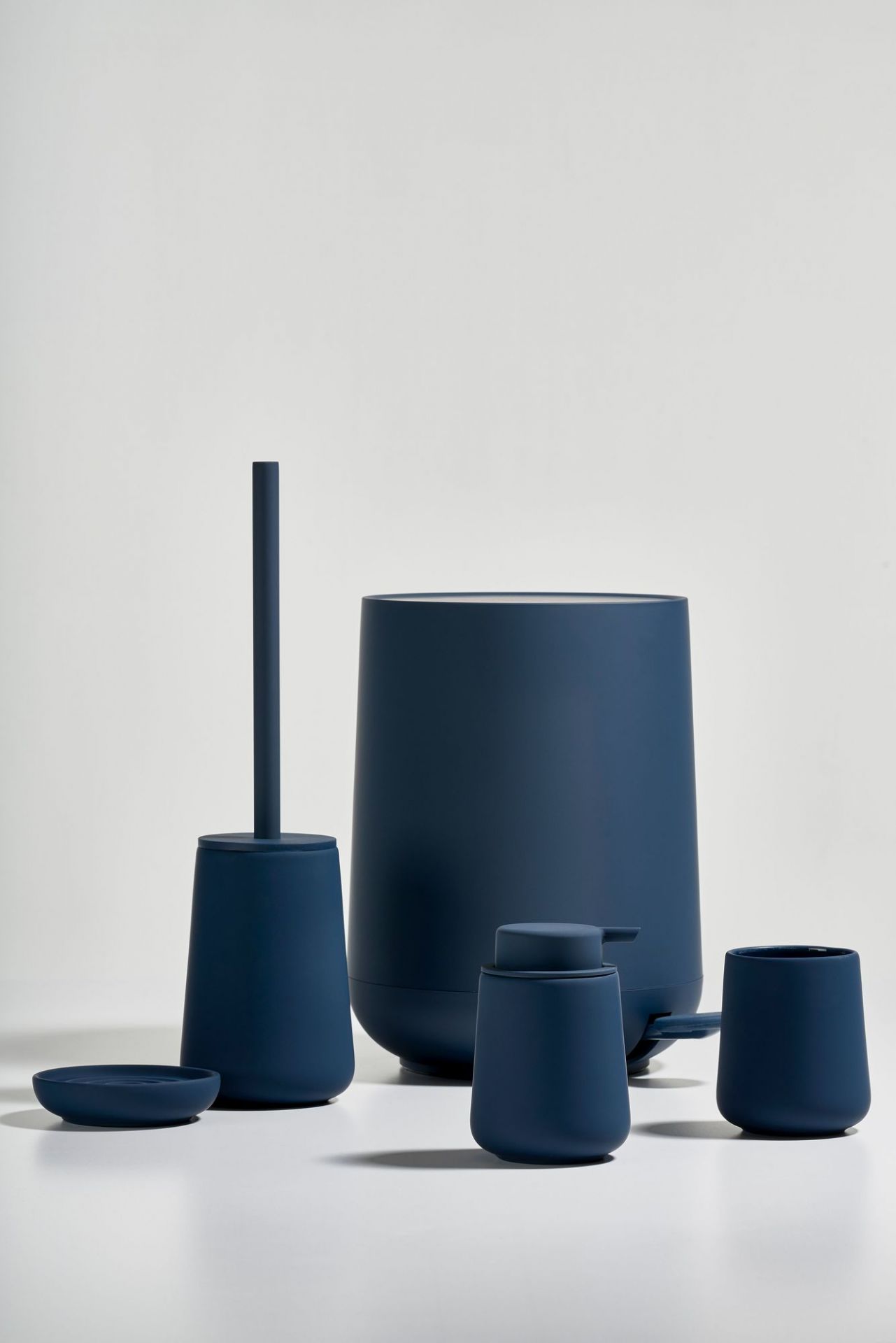 Royalblaues Badezimmer-Set von Zone Denmark mit Seifenschale, Seifenspender, Becher, WC-Bürste und Treteimer.