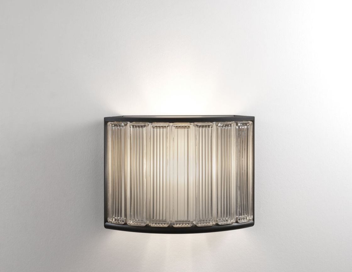 Estadio Wandleuchte von Santa & Cole: Geripptes Glas mit schwarzem Rahmen, moderne Wandbeleuchtung.