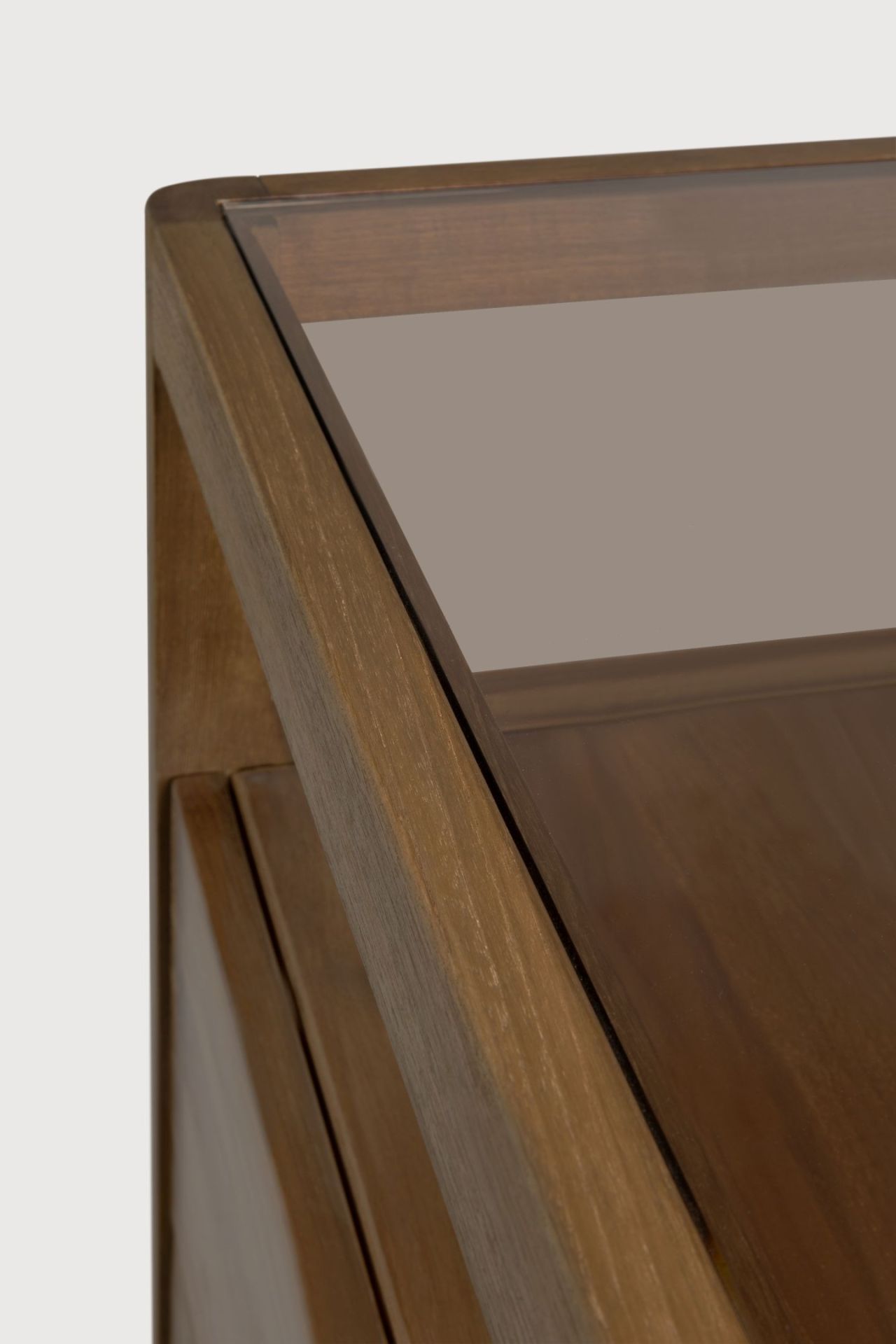 Detailaufnahme der Ethnicraft Kommode: Holzstruktur und Glasplatte der modernen Anrichte.