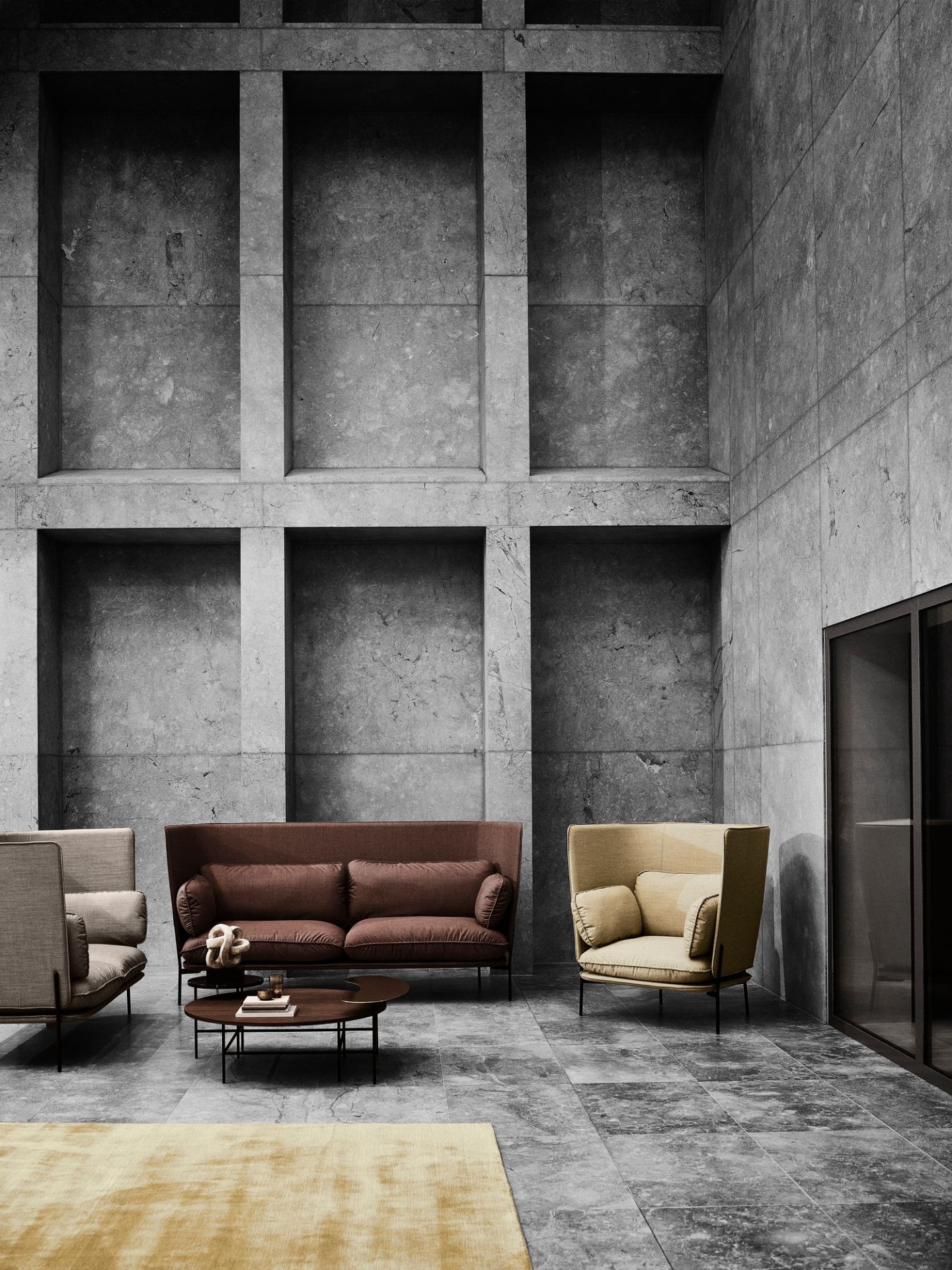 AndTradition Cloud Sofa Highback, ein braunes 3-Sitzer Sofa mit Sessel in modernem Wohnraum.