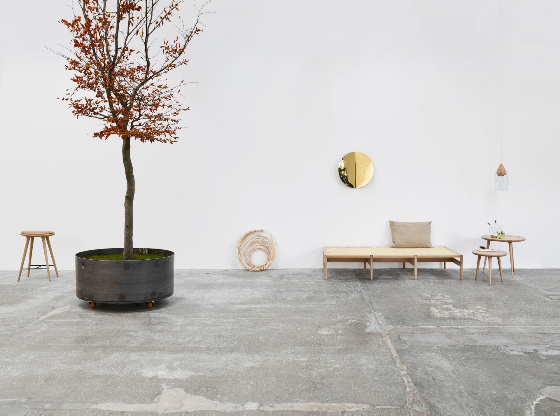 Imago Mirror Object: Runder Wandspiegel aus Messing, modernes Design für stilvolle Innenräume.