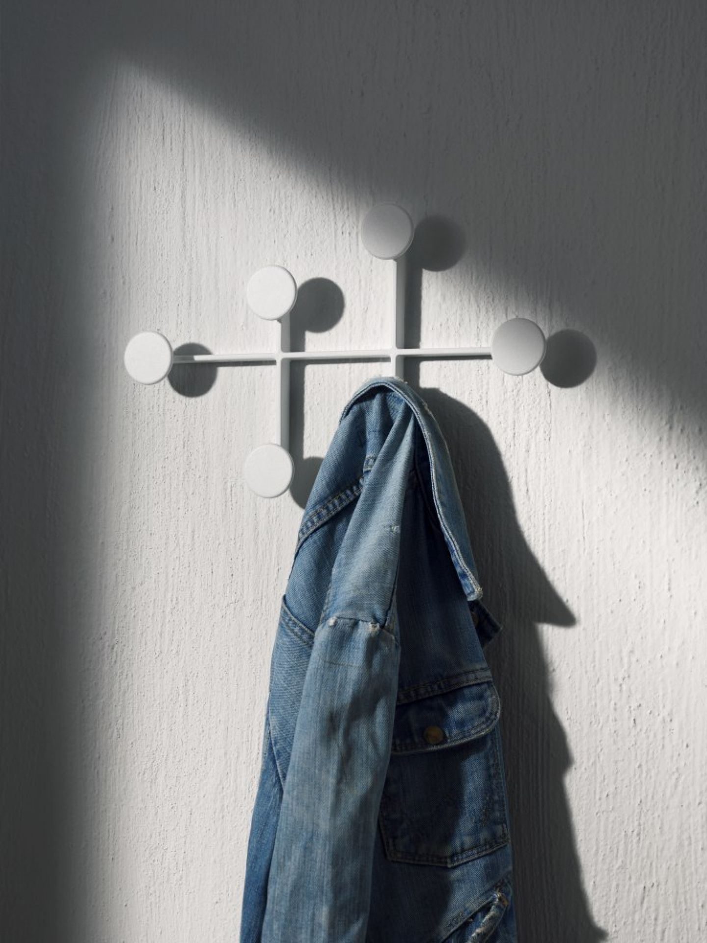 Weißer Afteroom Coat Hanger Garderobenhaken an Wand mit hängender Jeansjacke, moderne Wandgarderobe.