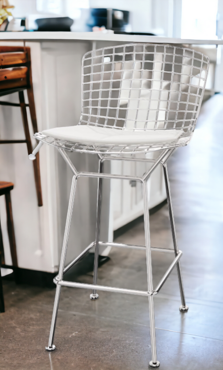Bertoia Barhocker in Thekenhöhe von Knoll International mit verchromtem Drahtgestell und Sitzkissen.