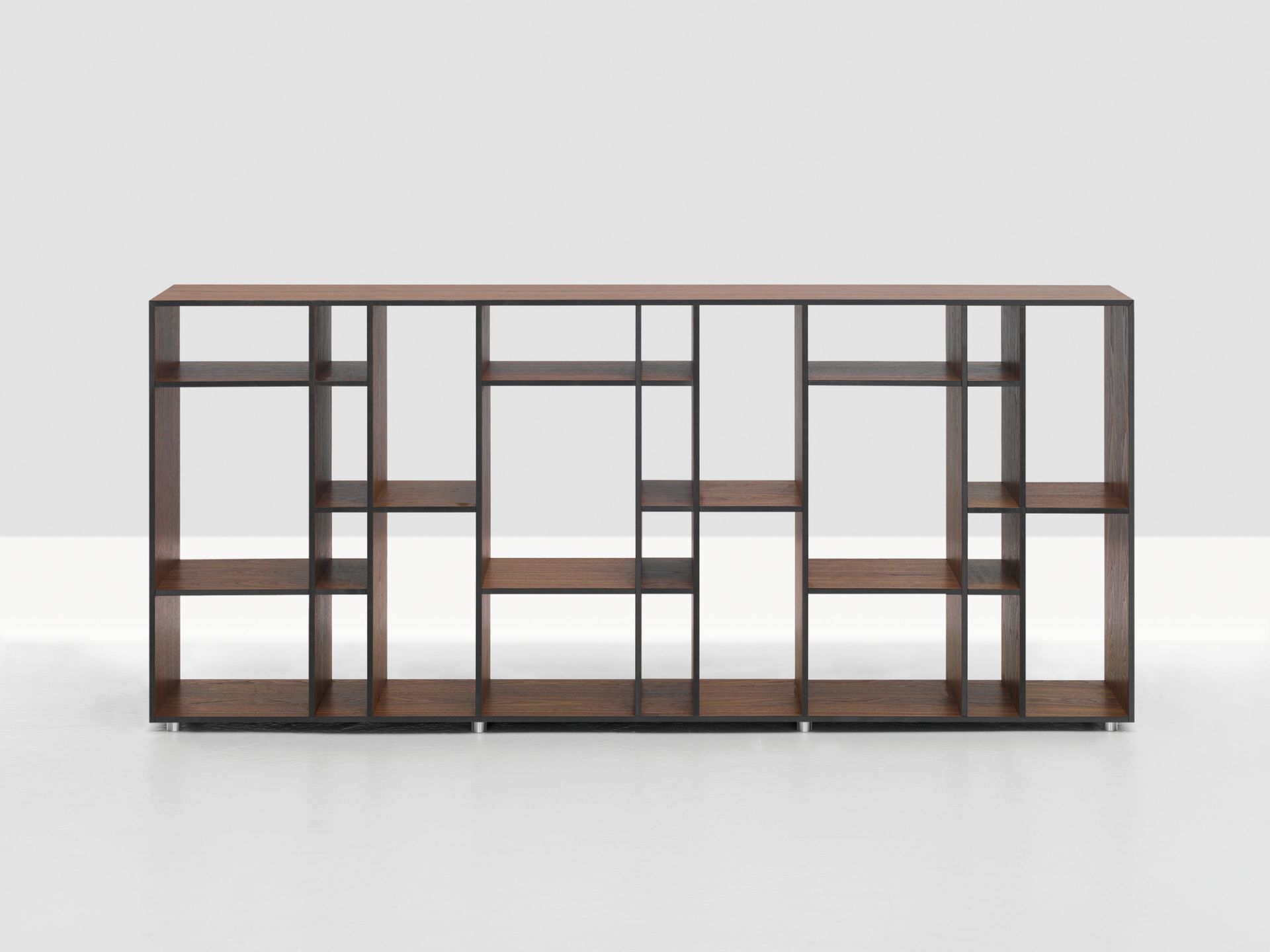 Code 2 Holzregal aus MDF mit amerikanischem Nussbaumfurnier, modernes Design mit offenen Fächern.