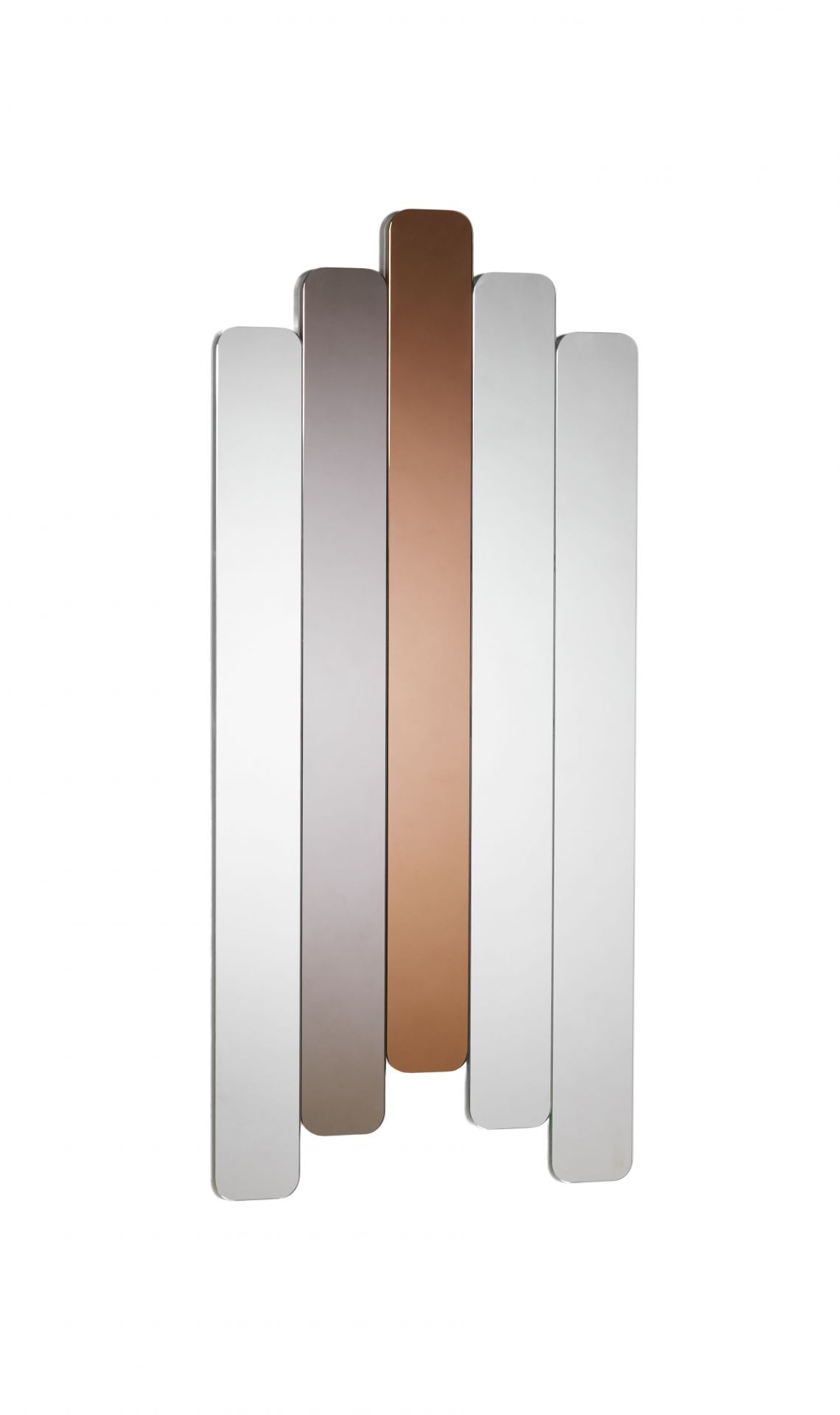 Logs 5 Spiegel von Woud: Moderner Wandspiegel mit fünf vertikalen, unterschiedlich farbigen Spiegelelementen.