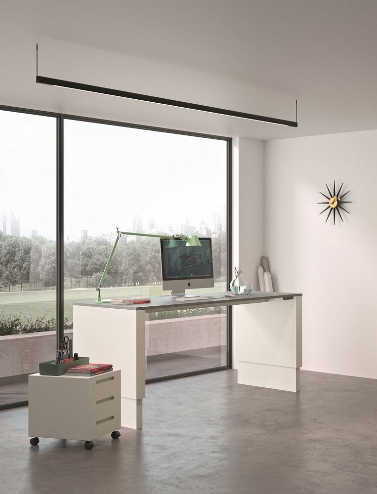Moderner, höhenverstellbarer WORKSPACE Arbeitstisch von Müller Möbelfabrikation in minimalistischem Büro mit großem Fenster und Büromaterialien.