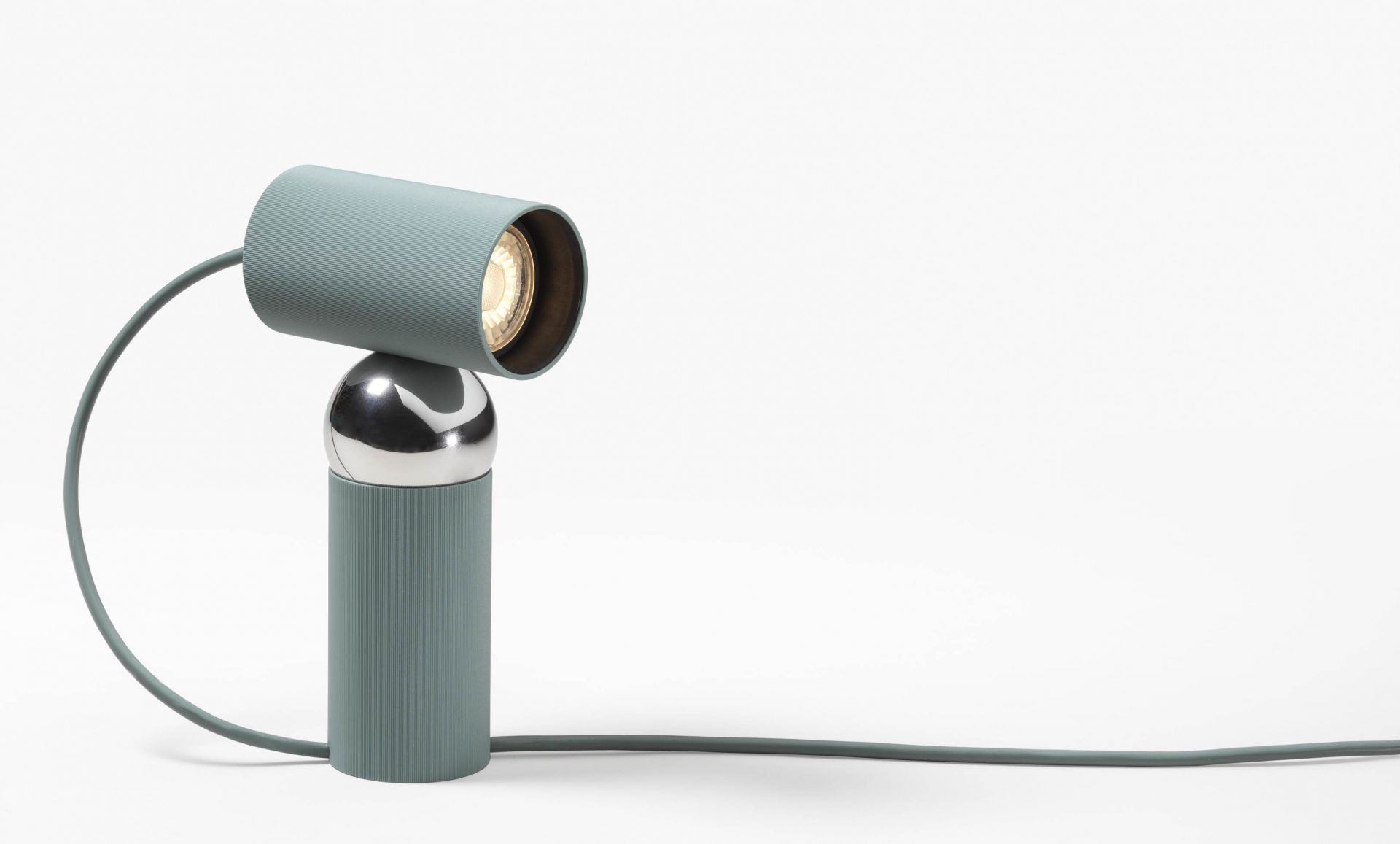 Nahaufnahme der modernen Bilboquet Tischleuchte von Flos in Salbei-Grün.