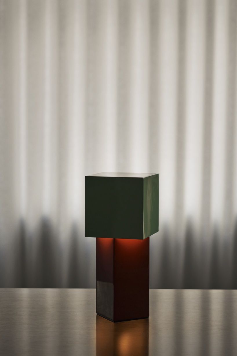 Nahaufnahme der Pivot ATD7 Tischleuchte von AndTradition; modernes Design, Akku-betriebene Lampe.