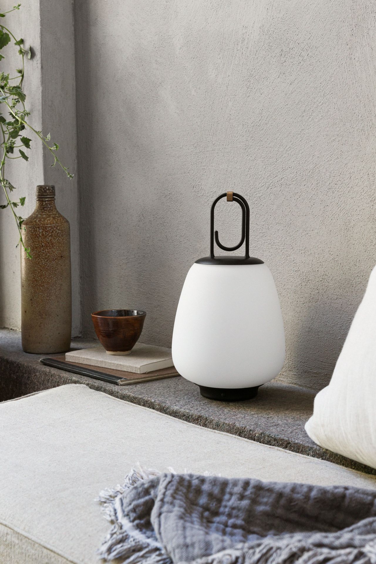 Nahaufnahme der Lucca Akkuleuchte von AndTradition, eine tragbare Tischleuchte für drinnen und draußen.